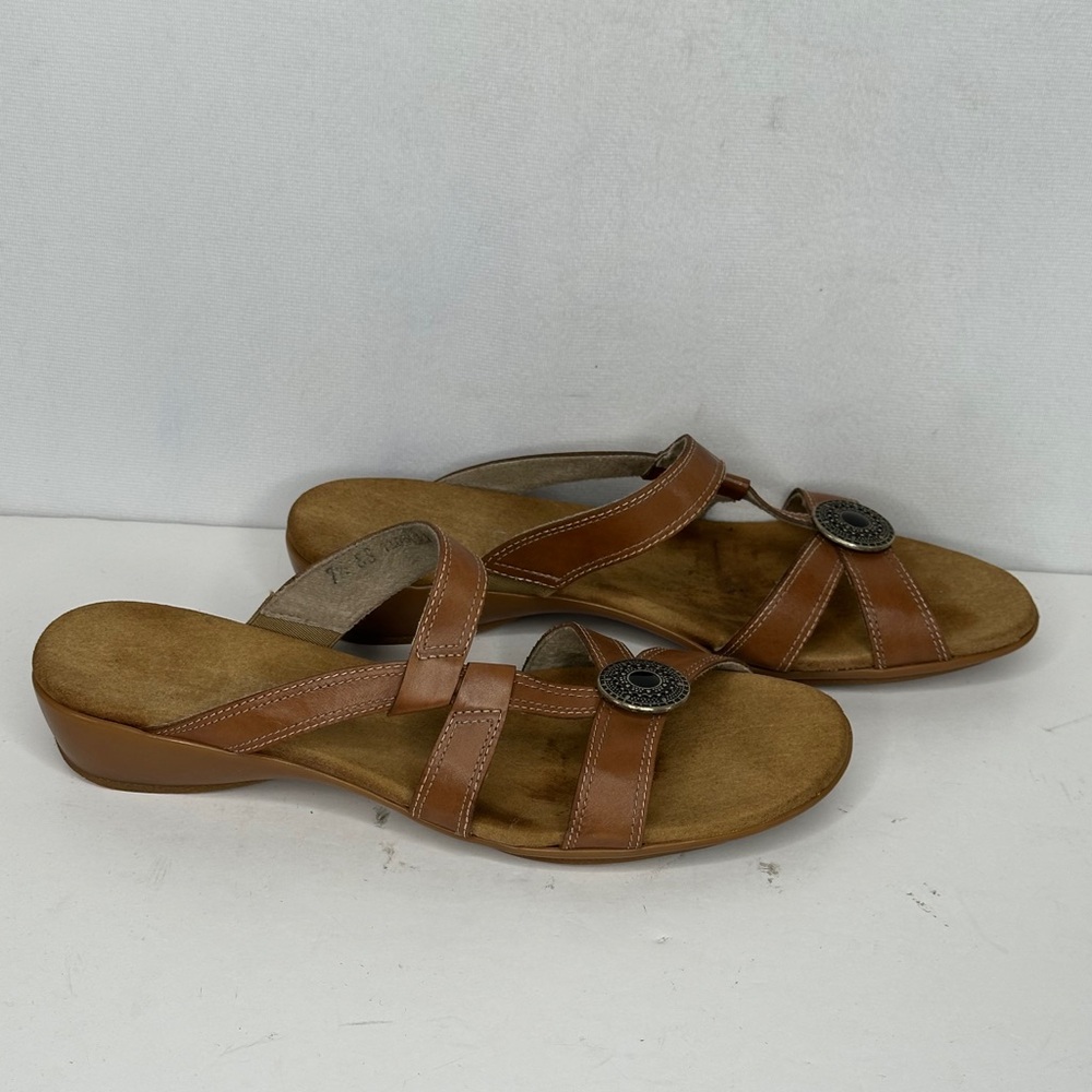 Munro Tan Strappy Sandals Slip On Medallion Bohemian Sz 7 1/2‎ SS